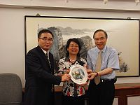 Prof. Jack Cheng (right), Pro-Vice-Chancellor presents a souvenir to Prof. Tao Qing (middle), Vice Secretary-General of Yunnan Provincial Department of Education